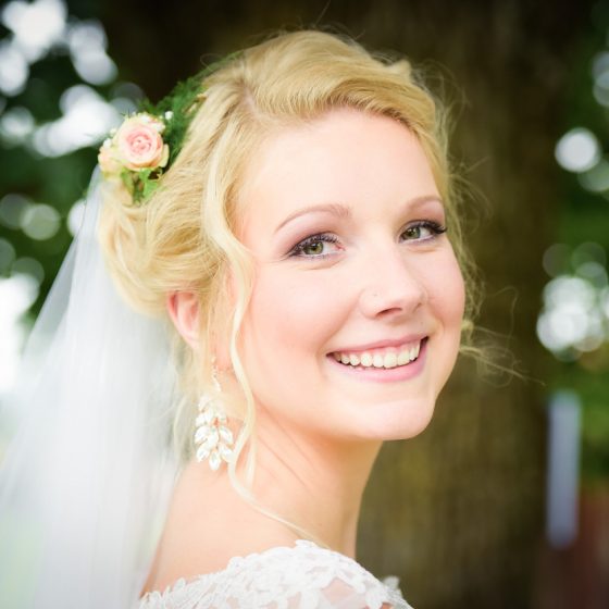 Hochzeitsfotograf Allgaeu Braut Lachen Portrait