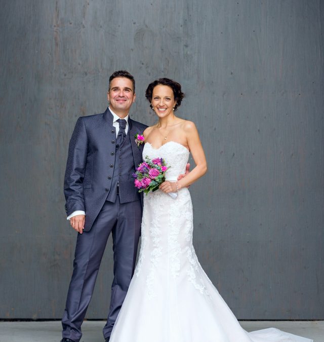 Hochzeitsfotograf Allgaeu Brautpaar Grauer Hintergrund Fuessen