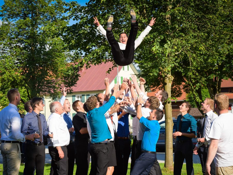 Hochzeitsfotograf Allgaeu Fun Fliegender Braeutigam