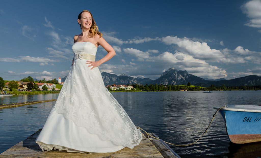 Hochzeitsfotograf Füssen Allgäu Braut Hopfensee Berge Steg