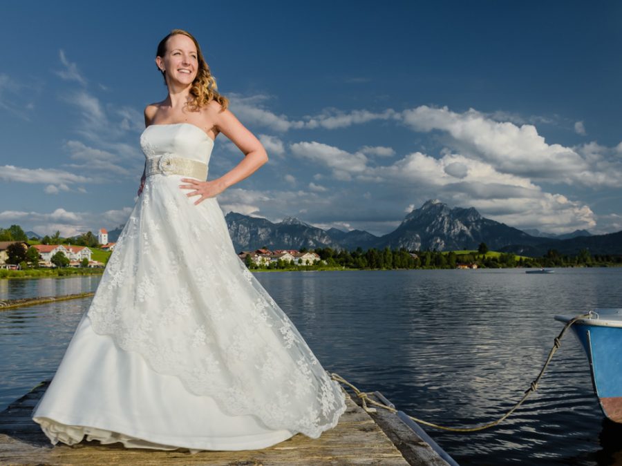 Hochzeitsfotograf Füssen Allgäu Braut Hopfensee Berge Steg