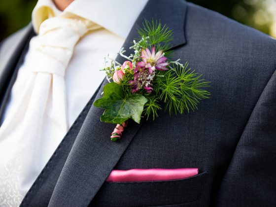 Hochzeitsfotograf Kempten Allgäu Details Anzug Blume