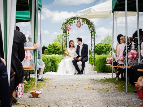 Hochzeitsfotograf Kempten Momente Brautpaar freie Trauung lachen